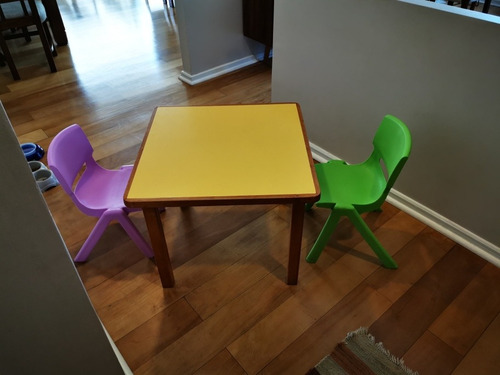Mesa De Madera Con Cubierta De Melamina Lavable Y Dos Sillas (Usado)