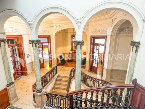 Imagen 4 de 14 de Casona Casa Mansión Amueblada De 811 M2 Con 690 M2 Interiores Para Sede De Empresa Cowork Hotel Ciudad Vieja Montevideo. Planta Principal De 212 M2 Totalmente Reciclada Y Actualmente En Uso. Reciclaje