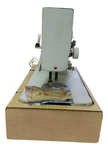 Necchi Lycia 2 Recta Y Zig Zag Máquina De Coser Beige (Usado)
