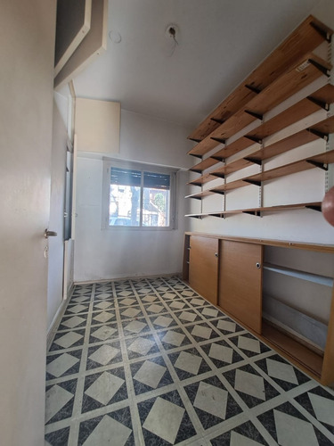 Tipo Casa 4 Amb Al Frente En Planta Baja Con Patio * A Mts De Avenidas*