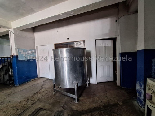 Raiza Suárez Vende Edificio Comercial Ubicado En La Av Libertador De Barquisimeto 2 5 4 5 6 En Zona De Alto Tráfico Peatonal Y Vehicular Cercanos A Comercios Y Transporte Público.