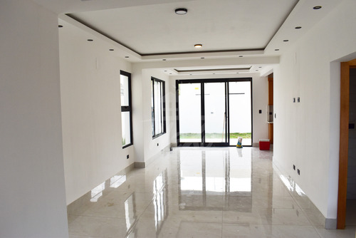 Vendemos Amplia, Moderna Y Nueva Casa En Santiago Hfc-236