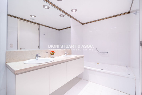 Moderno Apartamento Sobre Playa Brava En Torre Le Parc, Cuenta Con Dos Dormitorios Más Dependencia De Servicio. Punta Del Este