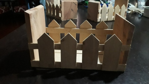 Cesta De Madera Con Baranda