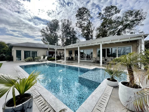 Casa En Venta De 4 Dormitorios En Laguna Del Sauce, Punta Del Este.