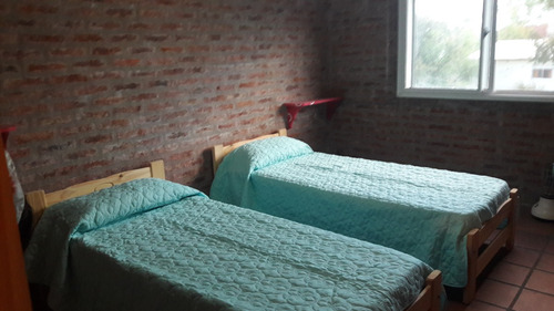 Casa Construida Hace 8 Años Con Solo 2 Temporadas De Uso, Impecable, Con Importante Terreno Libre.