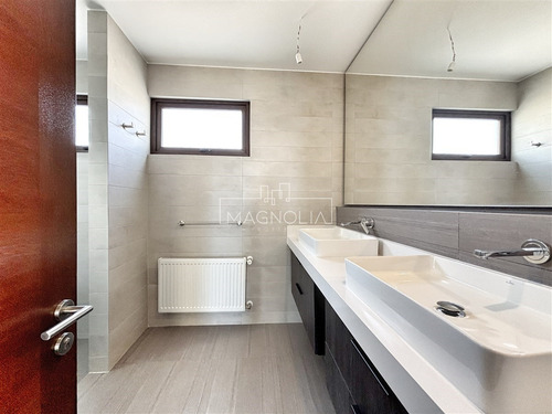 Casa En Venta De 4 Dorm. En Colina