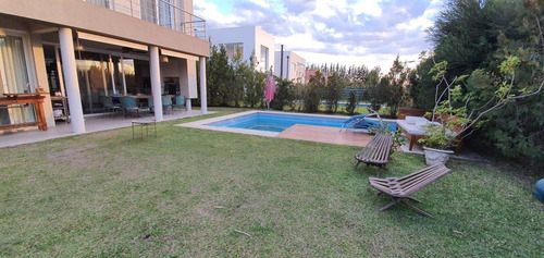 Imagen 7 de 21 de Casa Con Diseño - Los Lagos- Nordelta