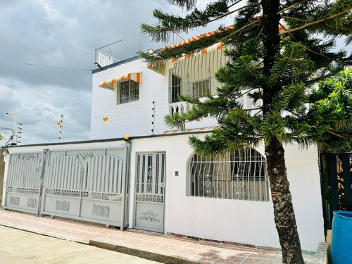 Vendo Casa De 2 Niveles En Las Charles De Gaulle En El Residencial Don Miguel, Santo Domingo Este, República Dominicana      