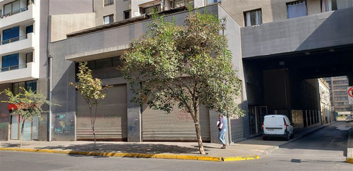 Local Comercial Con Oficinas Para Instituciones En Santiago