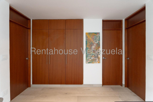 Lomas De Chuao !! Bella Y Moderna Casa, 365 M2 Terreno, 300 M2 Construcción, 3 Hab., 4 Baños, 2 Puestos Estacionamiento. Bella Cocina, Jardín, Área De Servicio, Calle Cerrada Con Doble Seguridad !!