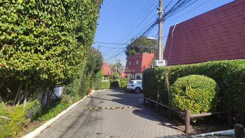 2 Pisos, Pareada Por Ambos Lados. 3 Dorm. En La Reina