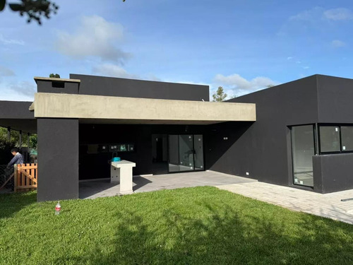 Casa En Venta - 3 Dormitorios 4 Baños - 508mts2 - Benavidez