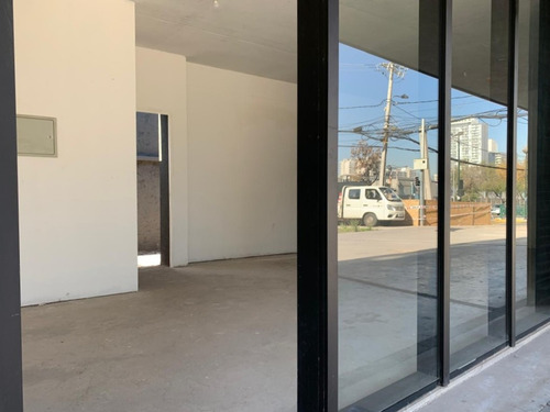 Local Comercial Nuevo: 51/131 M2, Terraza, Patio. Metro.