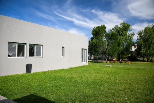 Casa En Venta Con Pileta En Barrio Privado La Carolina Golf Y Country Club