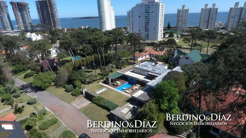 Espectacular Residencia Minimalista Con Amplio Parque A Metros De La Mansa- Ref: 539