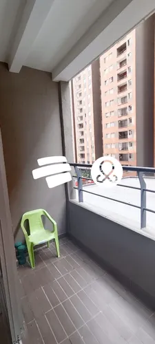 Apartamento Con Parqueadero Privado Y Cuarto Útil.