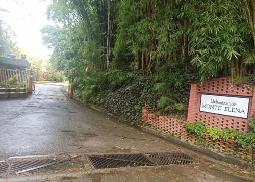 Gran Lote De Terreno En Urbanización Cerrada