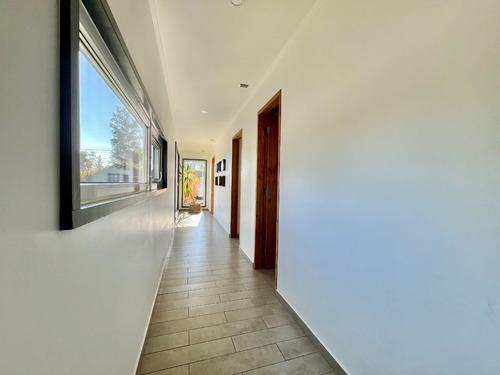 Moderna Y Luminosa Casa Con Casa Secundaria En Parcela