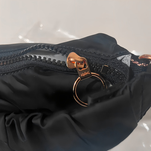 Bolsa Shoulder Bag Kipling Lidya Diseño Liso Black Sateen Con Correa De Hombro Black Satten Asas Color Negro Y Herrajes Gold Rose