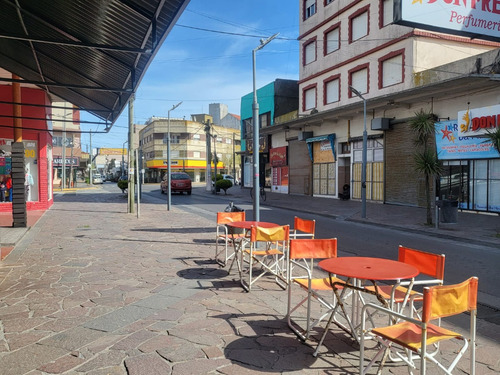 Departamento 3 Amb Sobre Peatonal C/ Quincho F: 7477