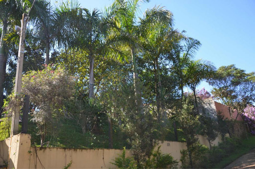 Casa Em Condomínio Fechado Com Piscina E Churrasqueira.