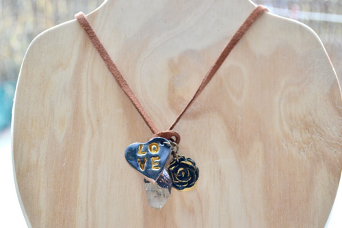 Imagen 4 de 6 de Collar Love, Con Corazon, Piedra Cuarzo Y Flor, Cod1