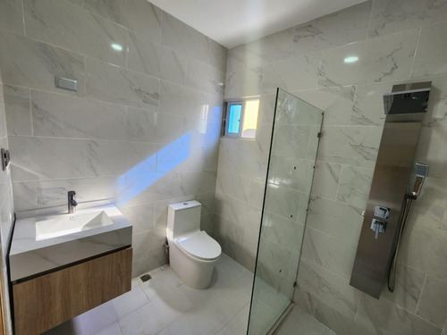 Casa En Venta En Brisa Oriental San Isidro Con Piscina Y 3 Habitaciones 50m2 De Patio Y 70m2 Terraza