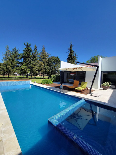 Casa Moderna En Venta En San Gil, Con Alberca, Frente Al Campo De Golf.