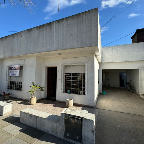 Casa En Venta, 2 Habitaciones, Garaje, Patio Y Monoambiente, Zona Centro Saladillo