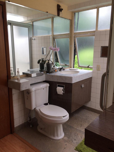Imagen 9 de 14 de Casa En Un Solo Nivel Rodeada De Jardín Para Re Modelar