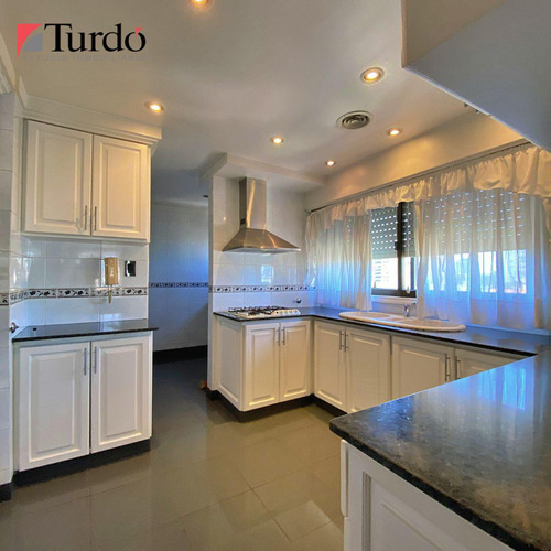 Piso En Venta De 4 Ambientes Con Dependencia En Zona Centro, Mar Del Plata.