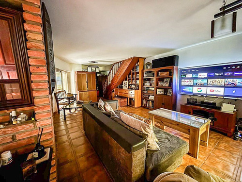 Venta Casa 6 Ambientes C/dep. Barrio Los Jazmines