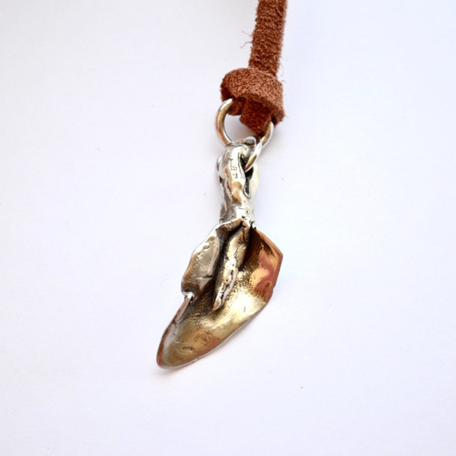 Imagen 4 de 4 de Collar Flor En Alpaca Y Cuero, Cod1