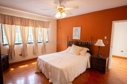 Bella Casa, Con Amplios Espacios Y Jardines Ubicada En Calle Cerrada. 25-17564.