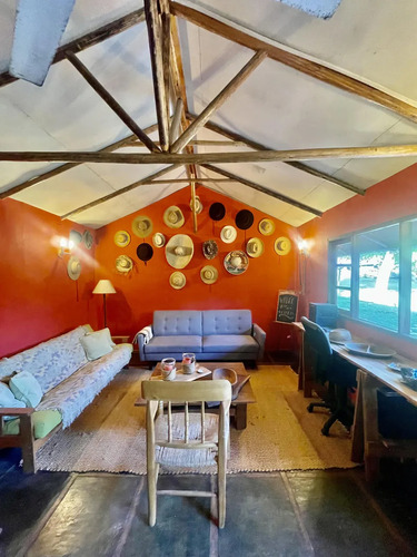 Espléndida Parcela Con Linda Casa Familiar En Venta