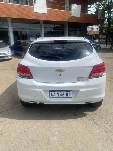 Imagen 14 de 18 de Chevrolet Onix 2016 1.4 Lt 98cv