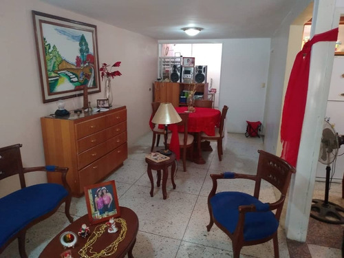 Imagen 2 de 11 de Palo Negro / Lisbeth Garcia +584128676402