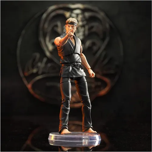 Boneco Johnny Lawrence Cobra Kai Figura Diamond Select Toys Boneco Johnny Lawrence Cobra Kai Figura Diamond Select Toys