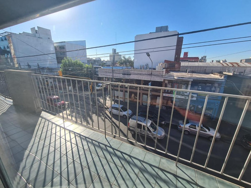 Imagen 6 de 9 de Departamento 2 Amb. Al Frente - 2º Piso X Escalera - S.justo (ctro)