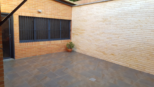 Imagen 29 de 30 de Los Naranjos Espectacular Calle Privada. Vigilancia. 350mts 6h6b4p Instagram:@inmuebleslosnaranjos 04143057302 04142695974
