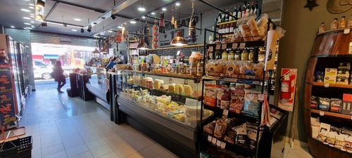 Imagen 3 de 27 de Almacén Gourmet, Fiambrería Y Vinoteca A Metros De Puente Saavedra