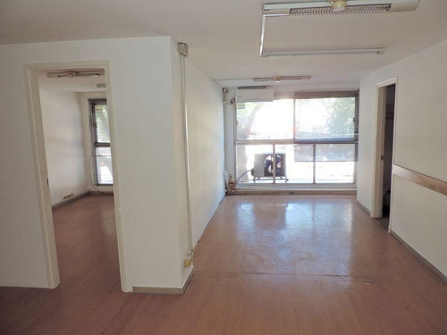 Oficina En Edificio De Categoría !!