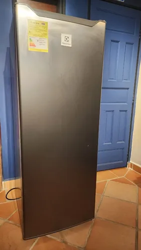 Congelador Vertical Electrolux 168l Plata Efuy16p3hvg (Usado)