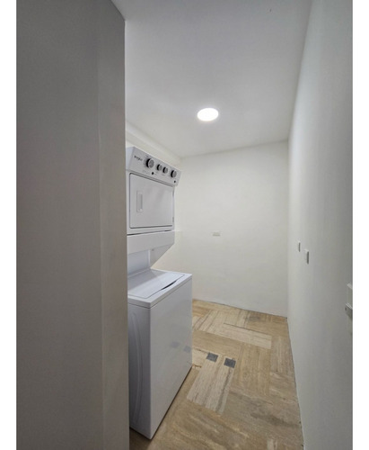 Apartamento En Alquiler 250 M2.- Urb. La Castellana