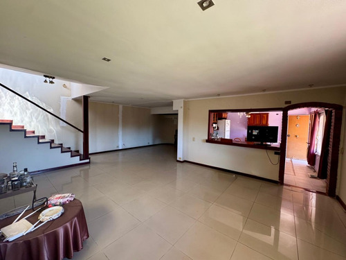 Casa En Venta De 5 Ambientes Con Piscina En Berazategui. Financia O Permuta