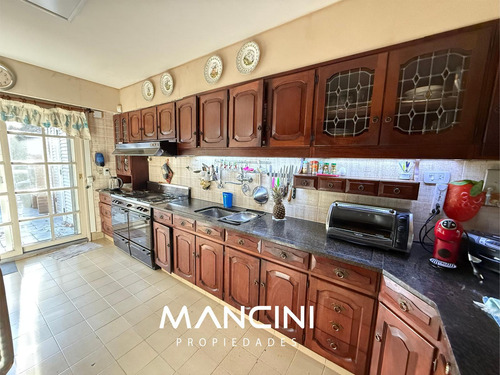 Apto Crédito - Casa En Venta De 5 Ambientes Con Cochera, Quincho Y Piscina - Villa Ballester