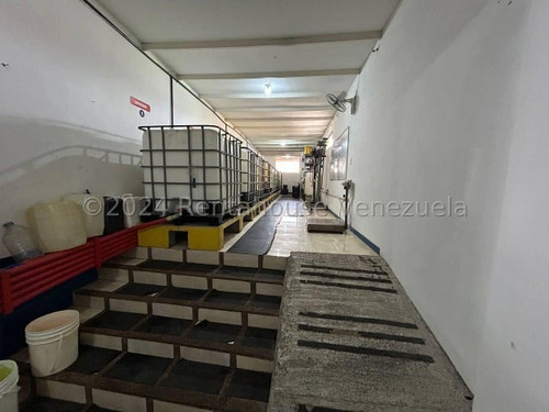 Raiza Suarez Vende Extraordinario Edificio En Pleno Centro De Barquisimeto,- 2 4 2 1 2 5 7-, Posee 4 Pisos, Azotea, Sótano Con Deposito, Locales Comerciales, Oficinas, Baños, Tanque Subterráneo.....