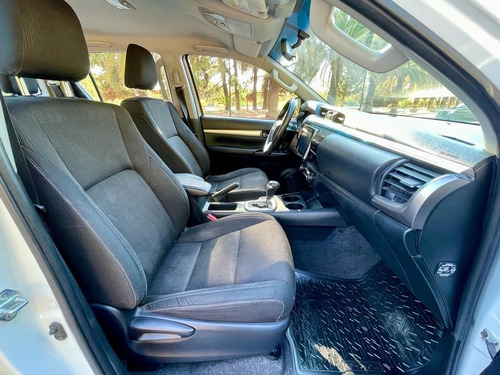 Imagen 8 de 10 de Toyota Hilux 2.8 C/d 4x4 Tdi Srv At6 177cv 2017