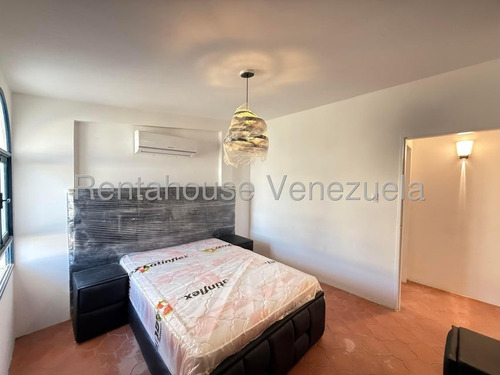 Hermosa Casa Quinta De 2 Niveles En Venta Ubicada En Alto Prados Del Este 25-17674